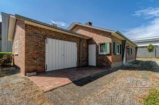 Deze eengezinswoning is gelegen op een commerciële/centrale ligging in het centrum van Keerbergen.<br /><br />Er zijn tal van mogelijkheden, namelijk grootschalige kleinhandel of het creëren van een meergezinswoning volgens de voorschriften "RUP hart van Keerbergen".<br />De woning beschikt momenteel over een lichtrijke woonkamer, 2 slaapkamers, 1 badkamer en een ruime garage. Tenslotte is de woning voorzien van een kruipkelder.<br /><br />Perceelsbreedte: 17,1m<br />Perceelsdiepte: 40,6m<br /><br />Dit pand kan onderhevig zijn aan de renovatieverplichting die door de Vlaamse Overheid wordt opgelegd voor residentiële gebouwen vanaf 2023. Meer informatie betreffende de renovatieverplichting kan u terugvinden via https://www.vlaanderen.be/een-woning-kopen/renovatieverplichting-voor-residentiele-gebouwen-vanaf-2023.<br /><br />Voor meer informatie omtrent de bouwplannen kan u altijd een mail sturen naar jean.heylen@imovastgoed.be.<br />Bekijk ook zeker onze website voor de interactieve grondplannen.<br />U kan Imo Vastgoed steeds vrijblijvend contacteren voor een gratis waardebepaling van uw woning!