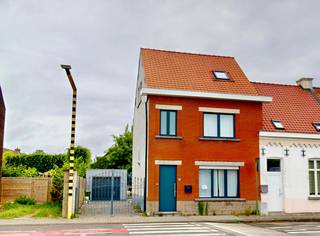 Bent u op zoek naar een instapklare woning met ruimte, comfort én een uitstekende ligging? Dan is deze stijlvol gerenoveerde halfopen bebouwing in...