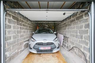 Deze onmiddelijke beschikbare garagebox vormt een zorgeloze, toekomstgerichte investering. De oprit werd volledig vernieuwd met...