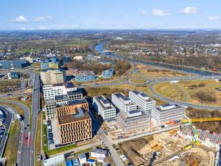 Deze kantoorruimte van<strong> 635 m²</strong> maakt deel uit van het hoogwaardig kantorencomplex "<strong>Atmos</strong>", bestaande uit vijf <strong>BREEAM OUTSTANDING-gecertificeerde gebouwen</strong>. Deze kantoren zijn instapklaar en liggen in een <strong>groene omgeving</strong> met een autoluw binnenplein. Dankzij de aandacht voor architectuur en functionaliteit vormen deze duurzame kantoren de ideale omgeving voor innovatie en samenwerking in Gent. De kantoren zijn toekomstgericht en voldoen aan de aankomende strenge Europese regelgeving, zoals de EU-taxonomie. Het complex biedt ruime ondergrondse parkeermogelijkheden, inclusief laadpalen, en een openbare parking in aanbouw, met <strong>oplevering voorzien in Q2 2025</strong>.<br /><br />Het gebouw is strategisch gelegen aan <strong>"The Loop"</strong>, de R4-ring rond Gent, op slechts 4 minuten rijden van de<strong> E40-op- en afrit Sint-Denijs-Westrem </strong>en 7 minuten van de E17. Het Sint-Pietersstation bevindt zich op 1,6 km afstand en  een tramhalte bevindt zich op slechts 900 meter. Het kantoorgebouw biedt ook uitstekende zichtbaarheid vanaf de R4, wat bijdraagt aan de prominente locatie.<br />"The Loop" ondergaat een verdere transformatie naar een nieuwe levendige stadswijk waar naast grote kantoren, winkels en evenementen ook plaats is voor andere functies zoals wonen, verschillende types handel en recreatie. Het stadsdeel krijgt een nieuwe structuur met méér groen waar men wonen en werk wenst te combineren. Via de volgende link kan met de toekomstvisie van Stad Gent terugvinden: Nieuwe toekomstvisie | Stad Gent.<strong> Aankoop van de kantoren is eveneens mogelijk!</strong><br /><br /><br />Voor meer informatie, het lastenboek of een vrijblijvend plaatsbezoek, neem contact op met<br /><strong>PANORAMA B2B GENT KANTOREN</strong> via <strong>09 225 09 02</strong>.