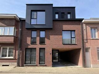 <p>Dit modern en energiezuinig appartement bevindt zich op wandelafstand van het centrum, nabij scholen, winkels en het station. Het appartement beschikt over een lichtrijke woonkamer met open, volledig uitgeruste keuken en aansluitend een gezellig terras. Verder is er één volwaardige slaapkamer, een badkamer met inloopdouche, een praktische berging en een apart toilet. Alles werd afgewerkt met luxueuze en kwalitatieve materialen, wat zorgt voor een stijlvolle en duurzame uitstraling.</p><p>Extra troeven zijn de vloerverwarming, de twee zonnepanelen en de steeds vlotte parkeermogelijkheid in de straat.</p><p>Het appartement wordt verhuurd verkocht aan een maandelijkse huurprijs van net geen € 1.000, wat zorgt voor een onmiddellijke en stabiele opbrengst. Een interessante en zorgeloze investering op een topligging.</p>