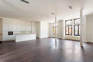 Prachtige loft in historisch gebouw op absolute top locatie! Met zicht op het nieuwe Zuidpark. <br /><br />Hier is wonen op toplocatie geen holle slogan maar absolute werkelijkheid, aan de voet van het prachtige Zuidpark. De prachtige buurt het Zuid is sinds jaar en dag in trek bij jong en oud, het ongeëvenaarde aanbod van heerlijke horeca, de fijne winkels, vlotte bereikbaarheid met wagen en openbaar vervoer, cultureel aanbod en galerijen,.. zitten hier zeker voor iets tussen.<br /><br />Indeling:<br />Via trap op lift bereiken we de loft, gelegen op de eerste verdieping van een statig en authentiek gebouw.<br />Uiterst ruime leefruimte met open, volledig ingerichte keuken dewelke voorzien is van alle gebruikelijke toestellen. Dankzij de vele en grote ramen kan u genieten van bijzonder veel lichtinval en een prachtig uitzicht op het nieuwe park.<br />Verder beschikt de loft over een ruime (was) berging, twee ruime slaapkamers dewelke voorzien zijn van veel ingemaakte kasten en een aansluitende badkamer tussenin.<br />Parkeren kan net voor de deur in de nieuwe parking, aan bewonerstarief.<br /><br />Dit pareltje kan beschikbaar zijn vanaf 1 september, of 1 oktober, contacteer ons nu voor meer informatie of een bezoek ter plaatse!<br />Maandelijkse kosten 80 euro. Alle verbruik met individuele meters.