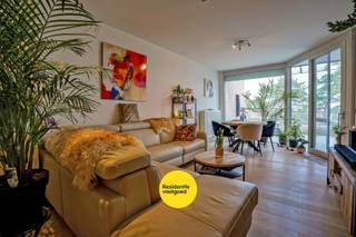 Pal in het centrum van Oostduinkerke-Dorp vindt u dit luxueus appartement / service flat (67m²) met 1 slaapkamer. Dit prachtige complex is gelegen vlakbij het centrum en voorzien van alle luxe! Dit uitstekend afgewerkt appartement bestaat uit een apart gastentoilet, een living met open totaal geïnstalleerde keuken, badkamer met inloopdouche / lavabo / toilet / bergkasten met aansluiting wasmachine en droogkast en 1 ruime slaapkamer. Vanuit de living en de slaapkamer is er toegang naar het ruime privé-terras (circa 20m²) die tevens is voorzien van extra bergruimte. Mogelijkheid om privé-parkeerplaats en 2 privé-kelderbergingen bij te kopen. De flat en het volledige complex zijn perfect aangepast aan rolstoelgebruikers. Dankzij een uitgebreid dienstenpakket van woonassistenten, crisiszorg en continue permanentie door middel van een oproepsysteem kan elke 65-plusser hier zorgeloos wonen. Met zijn extra faciliteiten (brasserie, fitness, zwembad, wellness,...) biedt Residentie Het Beukenhof nét dat ietsje meer! E-peil A (92 kWh / m² jaar)/ (Ref. NI26016)
