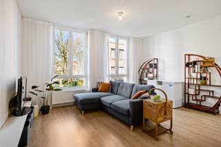 Gelegen in de Vinçottestraat in Borgerhout bevindt zich dit lichtrijke en energiezuinige appartement met 1 slaapkamer. Het appartement werd volledig gerenoveerd in 2013 en biedt een aangename combinatie van comfort en praktische indeling.<br /><br />De leefruimte geniet van veel lichtinval dankzij raampartijen aan voor- en achterzijde. Aansluitend bevindt zich de keuken met kookplaat, koelkast en oven. Verder beschikt het appartement over een slaapkamer en een badkamer met douche, toilet en wastafel.<br /><br />Technisch scoort dit appartement goed met een EPC-label B. De ramen zijn uitgevoerd in PVC met hoogrendementsglas en de verwarming gebeurt via centrale verwarming op gas (2013). De buitenmuren zijn geïsoleerd met 8 cm XPS en het dak met 8 cm minerale wol en 10 cm PUR/PIR.<br /><br />De ligging is een absolute troef: het Sportplein Vincotteplein ligt op enkele meters, het Krugerpark op 2 minuten wandelen en voor koffie kan je terecht bij Butchers Coffee. Ook Bar Leon ligt vlakbij. Bushalte op 210 meter en het Stedelijk Lyceum Quellin in de onmiddellijke omgeving.<br /><br />Ideaal voor starters of als investering.<br /><br />Voor de volledige beschrijving en alle details van dit appartement, bezoek onze website: verbiestvastgoed.be<br /><br /><strong>Denkt u eraan om te verkopen?</strong><br />Neem gerust contact op met Verbiest Vastgoed voor een gratis en vrijblijvende waardebepaling van uw woning info@verbiestvastgoed.be - 0478.38.46.21.