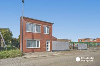 Bent u op zoek naar een ruime woning waar plaats geen probleem is? Deze halfopen bebouwing in Oostende is een bijzonder interessante eigendom voor wie houdt van ruimte en vooral veel praktische opbergruimte. Met een bruikbare vloeroppervlakte van circa 154 m², twee slaapkamers (mogelijkheid tot drie), twee badkamers, een dressing, veranda én meerdere afzonderlijke bergingen biedt deze woning een verrassend ruime en veelzijdige indeling.<br /><br />Via de inkomhal komt u binnen in een praktische woning met een aangename leefruimte. De ruime woonkamer beschikt over een gezellige houtkachel en biedt dankzij de grote raampartijen voldoende lichtinval. Aansluitend bevindt zich de keuken, uitgerust met onder meer een oven, keramische kookplaat, dampkap en vaatwasmachine. De woning beschikt daarnaast over een afzonderlijke wasplaats, verschillende bergingen en een extra slaapkamer met ensuite badkamer op het gelijkvloers.<br /><br />Wie nood heeft aan veel stockage- of hobbyruimte zal hier ongetwijfeld de mogelijkheden zien. Naast de bergingen in de woning beschikt de eigendom ook over een ruime externe berging en een groot tuinhuis. Fietsen, gereedschap, tuinmateriaal, hobbybenodigdheden of andere spullen kunnen hier gemakkelijk een vaste plaats krijgen.<br /><br />Op de eerste verdieping bevinden zich twee ruime slaapkamers. De grootste slaapkamer beschikt bovendien over een aparte dressing, wat zorgt voor extra comfort en opbergruimte. Daarnaast is er een tweede badkamer met inloopdouche, toilet en lavabo in meubel.<br /><br />Ook buiten biedt de woning de nodige mogelijkheden. De ruime buitenruimte is voorzien van een toegangspoort en sluit rechtstreeks aan op het tuinhuis en de bijkomende berging. <br /><br />Interesse? Contacteer ons en plan uw bezoek in!