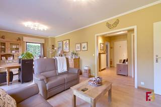 Dit instapklaar appartement bevindt zich in een kleinschalige residentie in de rustige koekoeklaan, vlak achter het UZ Gent. Een ideale woonst voor wie waarde hecht aan comfort, rust en een vlotte bereikbaarheid.<br /><br /><strong>Indeling:</strong><br />Het appartement beschikt over een ruime en lichtrijke leefruimte met een aangenaam zicht op de privatieve tuin. De aparte keuken is praktisch ingericht en biedt voldoende opbergruimte. Verder zijn er twee volwaardige slaapkamers, een verzorgde badkamer, een apart toilet en een handige berging.<br /><br />De privatieve tuin vormt een absolute meerwaarde en biedt de ideale plek om in alle rust van het buitenleven te genieten. Daarnaast beschikt het appartement over een afgesloten garage, inbegrepen in de huurprijs.<br /><br /><strong>Troeven:</strong>
<ul>
	<li>Gelijkvloers appartement met privatieve tuin</li>
	<li>Garage inbegrepen in de huurprijs</li>
	<li>EPC-label B: energiezuinig wonen</li>
	<li>Twee volwaardige slaapkamers</li>
	<li>Aparte keuken en apart toilet</li>
	<li>Ruime en lichtrijke leefruimte</li>
	<li>Rustige ligging vlak bij het UZ Gent</li>
	<li>Vlotte verbinding met het openbaar vervoer en de belangrijkste invalswegen</li>
	<li>Verwarming en water inbegrepen in de provisie</li>
</ul>
Dit appartement is bijzonder geschikt voor wie comfortabel gelijkvloers wil wonen en wil genieten van een eigen tuin. Er wordt van de huurder verwacht dat hij of zij het onderhoud van de privatieve tuin én de voortuin voor zijn rekening neemt.<br /><br /><strong>Interesse?</strong><br />Neem gerust contact met ons op voor een bezoek en ontdek zelf de rust, het comfort en de uitstekende ligging van dit appartement.<br /><br />Beschikbaar: 01/10/2026<br />Provisie: €175,-/mnd (inclusief verwarming en water)