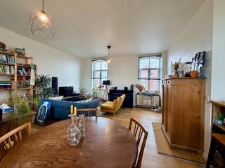 Dit gerenoveerd duplex-appartement is gelegen te Ardooie centrum en is vlot bereikbaar via de E403.<br />Diverse winkels, horeca, openbaar vervoer, sportgelegenheid en scholen bevinden zich op wandel- en fietsafstand.<br /><br />Via de ruime inkomhal van het gebouw komt u in de private traphal terecht.<br />Het duplex-appartement beschikt over een inkomhal met gastentoilet, lichtrijke woon- en eetkamer, geïnstalleerde keuken en gerieflijke berging/wasplaats. De bovenverdieping geeft toegang tot de nachthal, 2 ruime slaapkamers en een geïnstalleerde badkamer (wastafel, inloopdouche en toilet).<br /><br />Verder geniet dit duplex-appartement van openbare parkeerplaatsen, centrale verwarming op aardgas, dubbele beglazing, parketvloeren en conforme elektriciteit.<br /><br /><strong>Goed om weten: </strong><br />Basishuurprijs: €800,-/maand<br />Vrij vanaf september 2026<br /><br /><strong>Is dit het appartement waarnaar u op zoek bent? <br />Aarzel zeker niet en leg vandaag nog uw bezoek vast.</strong>