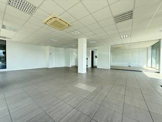 Lichtrijk &amp; instapklaar handelspand te huur op een uiterst strategische en centrale ligging in Tielt.<br />De grote raampartijen zorgen voor veel lichtinval en een grote zichtbaarheid!<br /><br />Indeling: <br />Ruime open ruimte die nu dienstdoet als landschapskantoor, andere mogelijkheden zijn hier legio.<br />Aparte bureauruimte die volledig kan afgesloten worden. Verder vinden we achteraan het pand een aparte eetgelegenheid, kitchenette en sanitair blok.<br /><br />Oppervlakte van 130m².<br /><br /><br />Enkele troeven:<br />- uiterst strategische ligging<br />- veel lichtinval <br />- goede zichtbaarheid<br />- instapklaar<br />- diverse parkeermogelijkheid nabij het pand <br /><br />Onmiddellijk beschikbaar in overleg.<br />Prijs: 1.615 EUR / maand + 50 EUR / maand provisie syndickosten.<br />Onroerende voorheffing ten laste van de huurder.<br /><br />Interesse? Zin om te ondernemen?!<br />Maak uw afspraak!