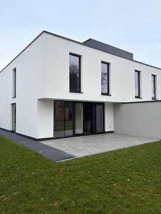 In het centrum van Koersel vinden we deze nieuwbouwwoning met een mooi tuintje terug.Op het gelijkvloers is er een inkomhal met ingebouwde kasten,...