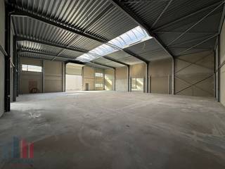 <strong>Gloednieuwe KMO-unit</strong> te huur met een oppervlakte van 1.000 m², gelegen te Evergem. De ligging zorgt voor een uitstekende bereikbaarheid, op slechts 1 km van de <strong>R4</strong>, en op 2,4 km naar de <strong>E34 </strong>Antwerpen/Knokke, met dus ook een vlotte verbinding met de westelijke kant van de Gentse Haven (Desteldonk - Oostakker - Lochristi).<br /><br />De KMO-unit heeft een <strong>vrije hoogte van 6,5 meter</strong> en is voorzien van een lichtstraat met rookluik, een polybetonvloer en is uitgerust met verlichting, basis elektriciteit en sanitair. De unit beschikt over een automatische sectionale poort en een afzonderlijke toegangsdeur. Aan de voorgevel bevinden zich tevens <strong>drie</strong><strong> raampartijen</strong>, ideaal voor het inrichten van een kantoor of sociale ruimte. Bovendien zijn de units <strong>uitbreidbaar </strong>door een voorziene opening, zo kan deze unit uitgebreid worden tot 918 of 1.418 m². <strong>Privatieve parkeerplaatsen</strong> voor de unit.<br /><br />Contacteer PANORAMA B2B voor bijkomende (technische) inlichtingen, plannen of een vrijblijvend plaatsbezoek <strong>0477 02 09 02</strong>.