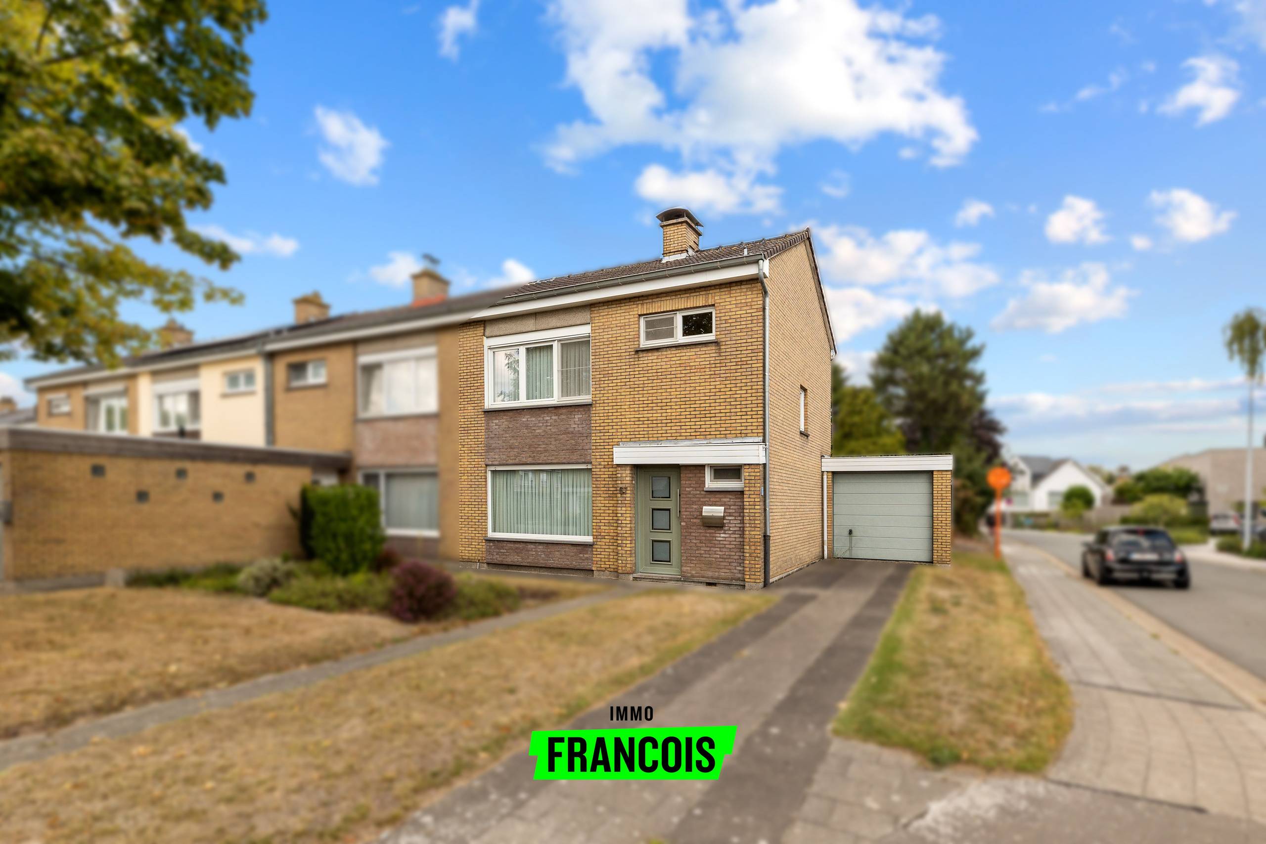 Te renoveren halfopen gezinswoning met veel potentieel te koop te Oostkamp - foto 1