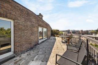 Dit <strong>dakappartement </strong>heeft <strong>3 slaapkamers </strong>en veel buitenruimte. Het appartement is gelegen vlakbij het prachtige <strong>Rivierenhof</strong>, de groene long van Antwerpen; ideaal om te fietsen, wandelen of relaxen tussen de vijvers en bomen. Een oase van rust te midden van de stad. Het appartement telt drie ruime slaapkamers en een groot zonneterras waar je in alle rust kunt genieten. Uiterst goede bereikbaarheid met gemakkelijke tram- en busverbindingen richting het centrum.<br /><br /><strong>Indeling:</strong><strong> </strong><br />Inkomhal; vooraan 2 slaapkamers; badkamer met ligbad, dubbele lavabo en toilet. Ruime leefruimte met toegang tot het terras; aparte keuken. Achteraan 3e slaapkamer met aansluitend wasruimte; individuele kelderberging.<br /><br /><strong>Bijzonderheden:</strong>
<ul>
	<li>Ruim, zonnig terras.</li>
	<li>3 slaapkamers.</li>
	<li>Rustige, groene wijk met goede verbindingen.</li>
	<li>Alg. kosten: €145,- inclusief provisie water.</li>
</ul>