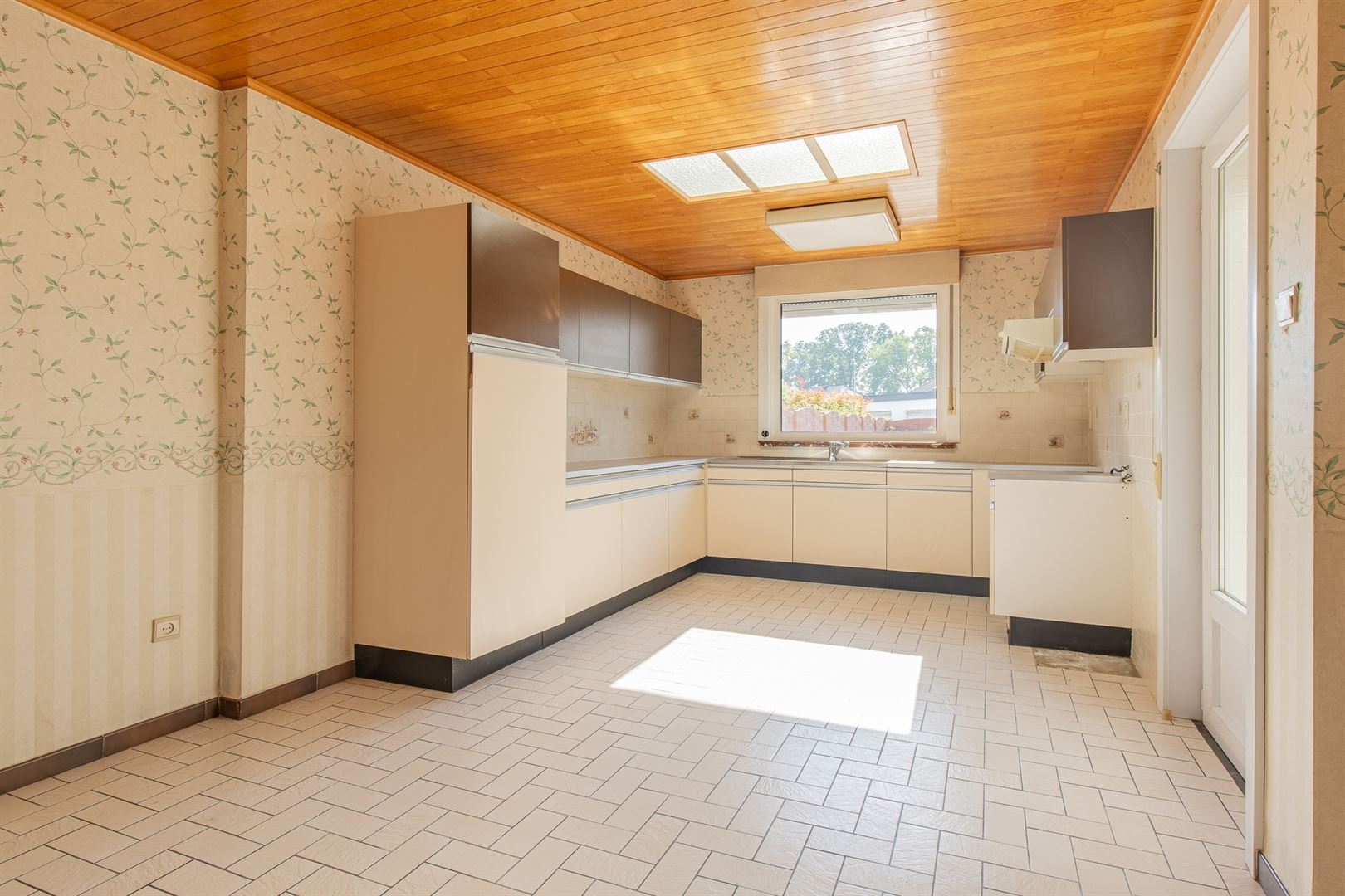 Rustig gelegen gezinswoning met 4 slaapkamers, garage en tuin. - foto 4