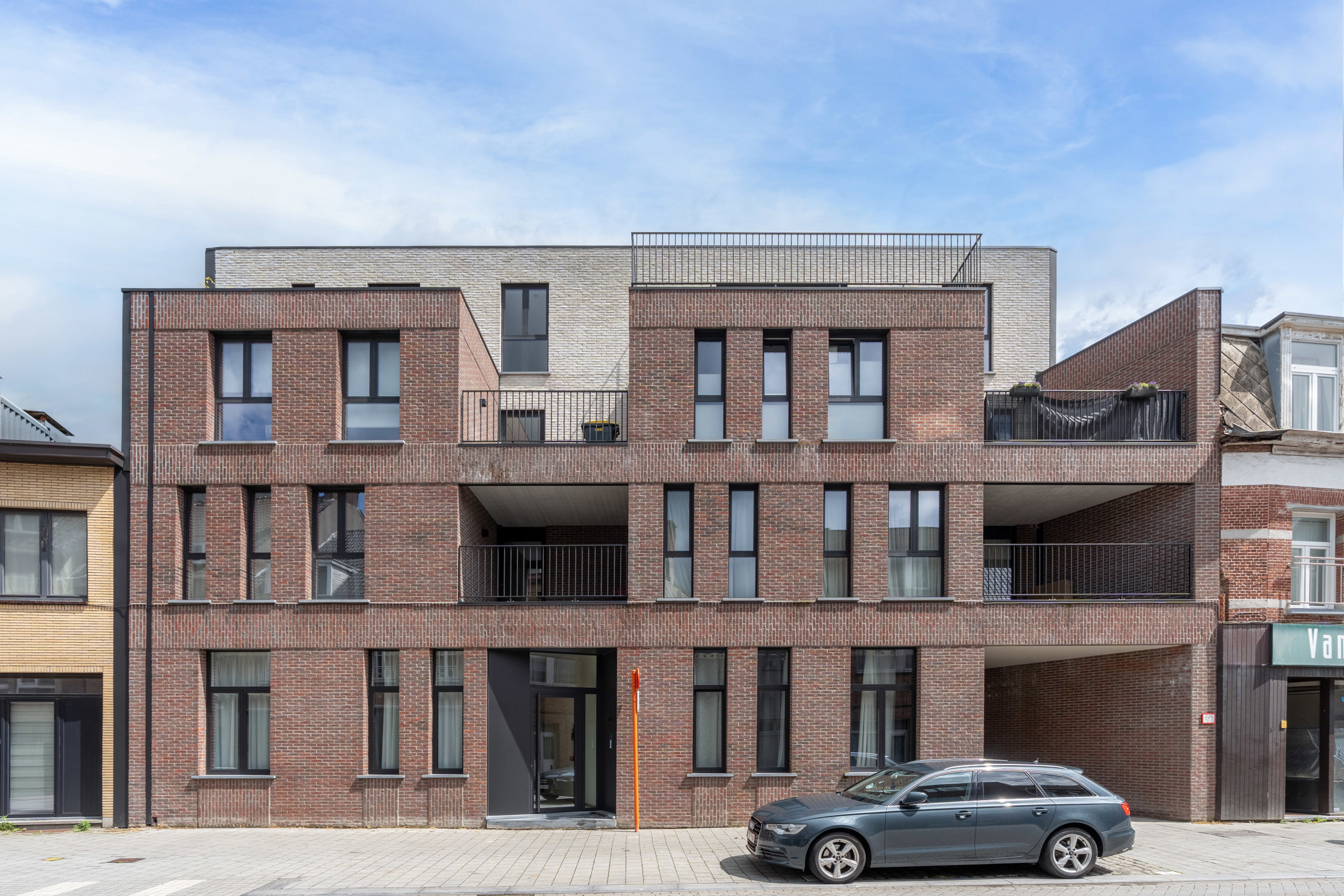 Knap en licht gelijkvl. appartement met terras en tuin - foto 2