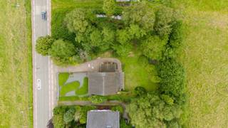 Ben je op zoek naar een ruime woning met karakter op een royaal perceel in een groene omgeving? Dan is deze open bebouwing met een perceel van 1886...