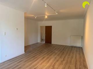 <p><span>Dans la Stuyvenbergstraat 9 à Schelle se trouve cet agréable appartement de deux chambres au rez-de-chaussée. L'appartement est bien entretenu et ses fenêtres ont été renouvelées (2024), ce qui ajoute au confort de vie. Il y a également une cave privée et un local à vélos.</span></p><p><span>Layout:</span><span><br />On entre dans l'appartement par le hall d'entrée spacieux, qui donne accès à toutes les pièces. À l'avant se trouve le grand espace de vie avec une lumière agréable. Ensuite, nous trouvons la cuisine soignée et récemment rénovée.<br />De retour dans le hall d'entrée, il y a un branchement pour une machine à laver. La salle de bains est équipée d'une douche et d'un lavabo simple.<br />A l'arrière se trouvent les deux chambres à coucher, dont l'une offre un accès à la terrasse/espace extérieur.</span></p><p><span>Informations utiles:</span><span><br />- Frais communs : 35 euros (minuterie parties communes, entretien) <br />- Caution locative : 3 mois<br />- EPC : 216 kWh/(m² année) label C<br />- Disponible immédiatement<br />- Cave et local à vélos disponibles</span></p>