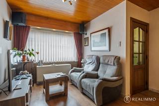 Deze rijwoning met een bewoonbare oppervlakte van 122 m² op een perceel van 114 m² biedt heel wat mogelijkheden om er jouw droomwoning van te...