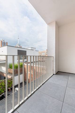 Dit appartement met fijn zonneterras is gelegen in een kleinschalige residentie die recent volledig werd gerenoveerd. Gelegen op de tweede en derde verdieping baadt dit appartement door de mooie raampartijen in het licht. <br />De leefruimte, gelegen aan de achterzijde van het gebouw, geniet van een knappe geïnstalleerde keuken. De aparte slaapkamer gelegen op de bovenverdieping beschikt aansluitend over een mooie badkamer met inloopdouche.<br />De centrumlocatie in de winkelwandelstraat Diestsestraat Leuven zorgt voor een heerlijke leefomgeving met tal van ontspanningsmogelijkheden in de onmiddellijke nabijheid.<br />Momenteel is dit appartement vrij van gebruik maar kan uiteraard indien gewenst steeds op korte termijn verhuurd worden.<br />Op zoek naar een heerlijke opportuniteit voor eigen bewoning of investering? Aarzel niet en contacteer ons voor een bezoek ter plaatse. info@covas.be // 016 40 60 20 // www.covas.be