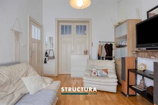 Bent u op zoek naar een woning met extra ruimte voor uw gezin, een kangoeroewoning of een combinatie van wonen en werken? Dan is deze ruime ééngezinswoning precies wat u zoekt. Hoewel de woning momenteel is ingedeeld als twee afzonderlijke wooneenheden, staat ze officieel gekend als ééngezinswoning en biedt ze tal van gebruiksmogelijkheden. IndelingOp het gelijkvloers komt u binnen via een ruime inkomhal. Verder vindt u er een leefruimte, een keuken en twee slaapkamers, waarvan één uitgerust is met een douche en toilet.De eerste verdieping beschikt over een living, een eetkamer, een volledig ingerichte keuken en een douchekamer met toilet.Op de tweede verdieping bevinden zich nog twee ruime slaapkamers en een badkamer voorzien van zowel een ligbad als een douche.Buiten geniet u van een terras en een gezellige tuin. De oprit biedt bovendien plaats aan twee wagens.Verschillende kelders.Karakteristieken- Officieel vergund als ééngezinswoning, maar momenteel ingericht als 2 wooneenheden- Ideaal voor kangoeroewonen of voor een zelfstandige activiteit of vrij beroep- Gelijkvloers verhuurd aan € 800/maand (mits indexatie)- Eerste en tweede verdieping onmiddellijk beschikbaar- Perceeloppervlakte van 385 m²- Maatregelen in het maatregelenregister: neeEen veelzijdige eigendom met tal van mogelijkheden voor grote gezinnen of zelfstandigen. Ontdek zelf het potentieel van deze unieke woning en plan vandaag nog uw bezoek met Structura via 02 460 80 46 of info@structura.be