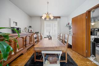 KIJKDAG OP 10/10 *** Reserveer je tijdsslot via www.polares.eu ***<br /><br />Dit ruime appartement van ongeveer 98 m² is gelegen in Nederokkerzeel en beschikt over een aangename en praktische indeling. De leefruimte sluit aan op de keuken en de berging. Daarnaast zijn er twee slaapkamers en een badkamer met ligbad, enkele wastafel en aansluiting voor de wasmachine.<br /><br />Een extra troef is het balkon/terras, waar u in alle rust van de buitenlucht kunt genieten. Bij het appartement horen eveneens een garage en een privatieve kelder, wat zorgt voor extra bergruimte en parkeermogelijkheid.<br /><br />Het appartement is op te frissen en biedt de mogelijkheid om het naar eigen smaak en wensen in te richten. Er is geen lift aanwezig. De maandelijkse gemeenschappelijke kosten zijn zeer laag.<br /><br />Ook op technisch vlak biedt deze woning enkele belangrijke troeven: er is geen asbest aanwezig, de elektrische installatie werd volledig vernieuwd met nieuwe leidingen, stopcontacten en lichtschakelaars, en is conform gekeurd. Bovendien geldt er geen renovatieverplichting. De plannen en beschikbare attesten zijn te raadplegen op onze website.<br /><br /><br />Een ruim en praktisch appartement met twee slaapkamers, balkon/terras, garage en kelder, gelegen in Nederokkerzeel en met zeer lage maandelijkse kosten.