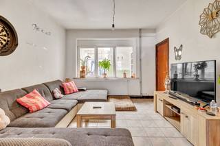 <p>Deze ruime woning bevindt zich in een bijzonder rustige straat, vlak bij het centrum van <strong>Ninove</strong>. Ze combineert royale woonruimtes met een <strong>gunstige EPC-score</strong> en een <strong>zuidwestgerichte tuin</strong>, waar je volop kunt genieten van de namiddag- en avondzon. Hoewel verdere renovatie en afwerking wenselijk zijn, beschikt de woning reeds over een goede energetische basis.</p><p></p><p>Op het gelijkvloers bevinden zich een ruime inkomhal, een woonkamer, een keuken en een praktische berging.</p><p>De eerste verdieping omvat een overloop, <strong>twee ruime slaapkamers</strong> en een badkamer. Via een vaste trap bereik je de <strong>ruime zolderverdieping</strong>, die de mogelijkheid biedt om <strong>twee bijkomende kamers</strong> te creëren, bijvoorbeeld als slaapkamers, bureau, dressing of hobbyruimte.</p><p></p><p>Buiten beschikt de woning bovendien over een <strong>extra berging van 10 m²</strong>, een apart toilet en een kelder, wat zorgt voor heel wat praktische bergruimte.</p><p></p><p>Ondanks de rustige ligging bevinden het centrum van Ninove, winkels, scholen, openbaar vervoer en de belangrijke verbindingswegen richting <strong>Brussel</strong> en <strong>Aalst</strong> zich op korte afstand. Een ideale woning voor wie op zoek is naar <strong>rust, ruimte en tal van mogelijkheden</strong>.</p>
