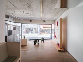 <strong>Verhuurde handelsruimte op een absolute toplocatie </strong><br /> <br />Deze architecturale handelsruimte (BJ 2008) bevindt zich in een bruisende buurt waar mode, design en lifestyle samenkomen. De centrale ligging en de uitstekende bereikbaarheid maken van deze locatie een echte hotspot in de stad. <br /> <br />De ruimte van 45 m², naar de hand van architect Eddy François en interieurarchitecte Caroline De Wolf, is ingericht als winkel/expositieruimte met een lange zitbank, een afzonderlijk toilet en een compacte berging.<br /> <br />Het geheel straalt een minimalistische, maar uitgesproken karaktervolle esthetiek uit, met krachtige elementen zoals het zichtbare betonnen plafond en de grote raampartijen aan de voorgevel. <br /> <br />Er is een kelderberging voorzien, dewelke bereikbaar is via een lift/platform vanuit de handelsruimte. <br /><br /><strong>Samengevat: een zorgeloze investering dankzij zijn centrale ligging, de bijzondere architectuur en het recent afgesloten huurcontract (= handelshuur van 9 jaar).</strong><br /><br />Contacteer ons kantoor om meer inzicht te krijgen in het huurcontract en de huuropbrengsten.