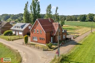 Welkom aan de Dennenweg 11 in Tielt-Winge!<br /><br />Ben je op zoek naar een open bebouwing met een fantastische ligging en een prachtig, rustgevend uitzicht?<br />Deze woning bevindt zich in een landelijke omgeving en biedt een adembenemend agrarisch zicht over de rondom liggende velden. Het unieke, diepe perceel biedt door zijn mooie grootte tal van mogelijkheden om hier je eigen groene oase te creëren waar je in alle privacy kunt genieten.<br /><br />Het pand beschikt over een uiterst solide basis. Hoewel de woning dient gerenoveerd te worden. Met de juiste gerichte ingrepen maak je van dit huis in een energiezuinige en gezellige thuis voor de toekomst.<br /><br /><br /><u><strong>INDELING:</strong></u><br /><strong>Gelijkvloers:</strong> hal, keuken, leefruimte, zitplaats, veranda, toilet, garage<br /><strong>1ste verdieping:</strong> 3 slaapkamers, badkamer <br /><strong>Zolder:</strong> zolderruimte bereikbaar via luik<br /><strong>Tuin:</strong> tuin, oprit met 5 staanplaatsen<br /><strong>Kelder:</strong> kleine kelder<br /><br />Ervaar zelf de vele voordelen van deze woning tijdens een persoonlijke rondleiding.<br />Maak vandaag nog je afspraak.<br />Mail naar info@immopersyn.be of bel 013 444 008.<br />