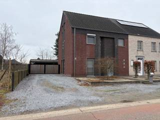 Goed onderhouden woning met oa 4 slaapkamers, een dubbele carport en een grote tuin. De woning is zeer gunstig, doch rustig gelegen op...