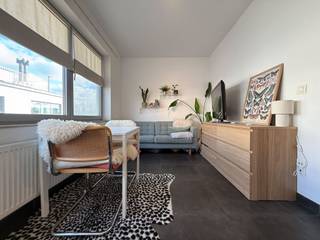 Deze aangename studio is gelegen op de eerste verdieping van een verzorgd gebouw in de Zalmstraat. De ligging is een absolute troef: op wandelafstand vindt u tal van winkels, supermarkten en het bruisende centrum van Gent. Daarnaast geniet u van een uitstekende bereikbaarheid dankzij het openbaar vervoer en de nabijheid van station Gent-Dampoort.<br /><br />De studio is bereikbaar via zowel de lift als de trap. Bij het binnenkomen komt u in een inkomhal met ingebouwde kast, die toegang geeft tot de slaapruimte met plaats voor een tweepersoonsbed. Aansluitend bevindt zich de badkamer, uitgerust met een lavabo, toilet en douchecabine. De slaapruimte en leefruimte kunnen van elkaar worden gescheiden met een gordijn, wat extra flexibiliteit biedt. De open leefruimte omvat een ingerichte keuken met koelkast en diepvriesvak, fornuis, spoelbak en voldoende opbergruimte. Er is bovendien een aansluiting voor een wasmachine. Aansluitend bevindt zich de gezellige leefruimte. Verder beschikt u over een extra private opbergruimte in de gang, een gemeenschappelijk terras en een fietsenstalling.<br /><br />De studio is beschikbaar vanaf 1 april 2026 en wordt verhuurd met een contract van drie jaar. De maandelijkse huurprijs bedraagt €600, aangevuld met een vaste kost van €70 voor de gemeenschappelijke delen. Het verbruik van elektriciteit, gas en water is ten laste van de huurder. Domiciliëring is verplicht.<br /><br />Interesse in deze instapklare studio op een toplocatie? Neem dan vandaag nog contact op met Elke Janssens van Immo Francois Gent via 09 247 67 66 of via e-mail op gent@immofrancois.be.<br /><br />