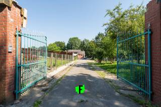 Aan de rand van het Kloosterbos (parkgebied-dagrecreatiegebied) situeert zich deze af te werken/ verder te renoveren woning met zicht op het prachtige vallei landschap. <br /><br />We betreden het eigendom via een oprijlaan met poort, die toegang verleent tot een aangename ruime private tuin. <br /><br />Dit eigendom leent zich perfect voor vaste bewoning of als ‘zen’-tweede verblijf!<br /><br />Laat u betoveren door dit uniek eigendom met aangrenzende vergezichten en vraag alvast uw bezoek of extra info aan.<br /><br />