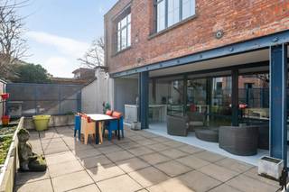 <p><strong>Unieke loft van 230 m² met riant oostgericht terras (75 m²) </strong></p>
<p>In het gegeerde, tramloze gedeelte van de <span><span>Provinciestraat</span></span> bevindt zich deze uitzonderlijke, volledig gerenoveerde loft van maar liefst <strong>230 m²</strong>, discreet gelegen in een achterliggend en kleinschalig gebouw. Hier geniet u van <strong>licht, rust, privacy en ruimte</strong> op een toplocatie in de stad.</p>
<p>De loft maakt deel uit van een kleinschalige residentie met slechts één bovenbuur, wat het gevoel van exclusiviteit en sereniteit versterkt.</p>
<h3>Indeling &amp; troeven</h3>
<p>Via de ruime inkomhal met gastentoilet betreedt u de indrukwekkende leefruimte, waar overvloedig natuurlijk licht en openheid centraal staan. De gezellige gashaard vormt het warme hart van de leefruimte.</p>
<p>De volledig uitgeruste keuken is een echte blikvanger, met een <strong>gigantisch kookeiland van maar liefst 7 meter lang</strong> – ideaal voor wie houdt van koken, tafelen en ontvangen. Aansluitend bevindt zich een praktische bijkeuken/berging.</p>
<p>De loft beschikt momenteel over <strong>één ruime slaapkamer</strong>, maar dankzij de royale oppervlakte kan eenvoudig een tweede slaapkamer worden gecreëerd.</p>
<p>De centrale, stijlvolle badkamer in glas is uitgerust met:</p>
<ul>
<li>
<p>Ligbad</p>
</li>
<li>
<p>Inloopdouche</p>
</li>
<li>
<p>Toilet</p>
</li>
</ul>
<p>Doorheen het volledige appartement zijn tal van ingemaakte kasten voorzien, wat zorgt voor een strakke uitstraling en optimaal gebruik van de ruimte.</p>
<h3>Buitenruimte</h3>
<p>Het absolute paradepaardje is het <strong>prachtige oostgerichte terras van 75 m²</strong> – een zeldzame troef in de stad. Hier geniet u in alle privacy van de ochtend- en middagzon.</p>
<h3>Extra’s</h3>
<ul>
<li>
<p>Mogelijkheid tot aankoop van <strong>5 staanplaatsen</strong> aan €20.000 per stuk</p>
</li>
<li>
<p>EPC: C</p>
</li>
<li>
<p>Elektriciteit conform</p>
</li>
<li>
<p>Asbestvrij</p>
</li>
<li>
<p>Volledig gerenoveerd</p>
</li>
<li>
<p>Kleinschalig gebouw</p>
</li>
</ul>
<p>Bent u op zoek naar een unieke loft waar <strong>ruimte, licht en rust</strong> hand in hand gaan met een centrale ligging in Antwerpen? Dan is dit uitzonderlijke pand in de Provinciestraat absoluut een bezoek waard.</p>