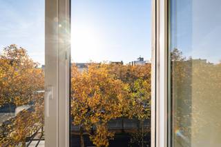 Op de vierde verdieping van een verzorgd gebouw bevindt zich dit volledig gerenoveerde en instapklare appartement, bereikbaar via lift of...