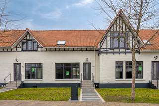 <p>Bij het betreden van de woning komt u binnen in de inkomhal, waar zich de trap naar de eerste verdieping bevindt, evenals een afzonderlijk gastentoilet. Vanuit de inkomhal bereikt u de zeer ruime leefruimte via een zwarte metalen deur met glaspartijen. Achteraan zijn de aansluitingen voorzien om zelf een keuken te plaatsen, de keuken dient nog door de koper zelf te worden aangekocht en geïnstalleerd. Boven de keuken zorgt een glazen lichtstraat voor een aangename en overvloedige lichtinval.</p>
<p>Verder is er een technische ruimte die tevens kan dienen als berging. Hier bevinden zich de aansluitingen voor de vloerverwarming, die zowel kan verwarmen als koelen (warmtepomp), de warmtepompboiler en de pomp van de regenwaterput.</p>
<p>Op de eerste verdieping zijn er twee slaapkamers en een badkamer. De badkamer is uitgerust met een inloopdouche, een toilet en de nodige voorzieningen voor een badkamermeubel. Daarnaast is er ook een beperkte zolderberging aanwezig, bereikbaar via een uitschuifbare trap.</p>
<p>Achteraan de woning bevindt zich een gezellig tuintje met een verhard terras. Aansluitend is er de mogelijkheid om een wagen te parkeren, al de aansluitingen voor een elektrische laadpaal zijn voorzien. In de kelder is bovendien een praktische kelderberging aanwezig.</p>
<p>Troeven van de woning:<br />✅ Extreem gunstig EPC met A+ label.<br />✅ Voldoende zonnepanelen.<br />✅ Driedubbele beglazing.<br />✅ Regenwaterput van 7.500 liter, aangesloten op toiletten en buitenkraan.<br />✅ Alle keuringen zijn conform.<br />✅ Keuken aan 6% btw.</p>
<p>En het grootste voordeel van allemaal: deze woning wordt te koop aangeboden onder registratierechten, niet onder btw!</p>
<p>Aarzel niet en contacteer ons vandaag nog voor een bezichtiging op het nummer 0499/30.87.87 of via info@immo-bosmans.be</p>