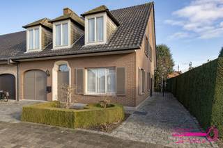 * Halfopen bebouwing met 3 slaapkamers op 485 M² grondoppervlakte* Bouwjaar 1977* Gelegen in het centrum van Meulebeke op wandel- en fietsafstand van...