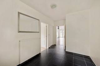 <p><strong>Ruime en lichtrijke gezinswoning met 3 slaapkamers, dressing bureau en aangename tuin</strong></p>
<p><strong> </strong></p>
<p>Deze verzorgde woning combineert een ruime en lichtrijke indeling met hedendaags wooncomfort. De open leefruimte met aansluitende keuken, drie slaapkamers, aparte bureauruimte en ruime badkamer maken dit tot een praktische gezinswoning. Buiten zorgen de ruime oprit, het terras, de tuinberging en de overkapping voor de nodige extra troeven.</p>
<p><strong>Gelijkvloerse verdieping<br /></strong>- <strong>Ruime en lichtrijke inkomhal</strong> met apart gastentoilet en handenwasser<br />-<strong> Aparte bureauruimte</strong>, ideaal voor thuiswerk of als hobbyruimte<br />- <strong>Open leefruimte</strong> met veel natuurlijke lichtinval en rechtstreekse verbinding met de keuken<br />- <strong>Volledig uitgeruste keuken</strong> voorzien van een inductiekookplaat met vijf kookzones, oven, microgolfoven, koelkast en dampkap<br />- <strong>Praktische berging</strong> aansluitend op de keuken<br />- Rechtstreekse toegang vanuit de keuken naar het <strong>terras en de tuin</strong></p>
<p><strong>Eerste verdieping<br /></strong>- Bereikbaar via een stijlvolle <strong>trap met nachtverlichting<br /></strong>- <strong>Drie slaapkamers<br /></strong>- Slaapkamer met <strong>rechtstreekse toegang tot de badkamer<br /></strong>- Ruime <strong>badkamer</strong> afgewerkt met keramische tegels en voorzien van inloopdouche, ligbad, dubbele lavabo en toilet<br />- Vanuit de badkamer rechtstreekse toegang tot de <strong>dressing<br /></strong>- Dressing voorzien van een raam en aansluitingen voor <strong>wasmachine en droogkas<br /></strong>- Inbouwspots en armaturen aanwezig in de slaapkamers<br /><br /><strong>Zolder<br /></strong>- Mogelijkheid tot het maken van extra kamer</p>
<p><strong>Tuin en buitenruimte<br /></strong>- <strong>Ruime oprit</strong> aangelegd in betonklinkers met carport<br />- Aangenaam <strong>terras</strong> rechtstreeks bereikbaar vanuit de woning<br />- <strong>Tuin</strong> met praktische tuinberging<br />- <strong>Overkapping</strong> voor extra comfort en gebruiksmogelijkheden</p>
<p><strong>Bijzonderheden</strong><strong><br /></strong>- <strong>Drie slaapkamers</strong> en aparte bureauruimte<br />- Ruime en <strong>lichtrijke leefruimtes<br /></strong>- <strong>Open keuken</strong> met aansluitende berging<br />- Ruime badkamer met <strong>inloopdouche én ligbad<br /></strong>- Praktische <strong>dressing<br /></strong>- Verwarming op <strong>aardgas via radiatoren<br /></strong>- <strong>PVC-ramen met dubbele beglazing<br /></strong>- Verschillende ramen voorzien van rolgordijnen<br />- <strong>Ruime oprit</strong> met parkeermogelijkheden en carport<br />- Tuin met <strong>berging en overkapping</strong></p>
<p><strong>Ligging</strong><br />Hemelrijk 23 biedt een aangename uitvalsbasis voor wie op zoek is naar comfortabel en ruim wonen. De exacte troeven van de ligging kunnen nog verder worden aangevuld zodra alle informatie en foto's van het pand beschikbaar zijn.</p>
<p><strong>Een ruime en verzorgde gezinswoning met drie slaapkamers, bureau, dressing en aangename buitenruimte, ideaal voor wie op zoek is naar een praktische woning met veel wooncomfort.<br /></strong></p>
<p>Bewoonbare opp. 208 m² ref.: bruto vloeropp. EPC-certificaat.</p>
<p><strong> </strong></p>