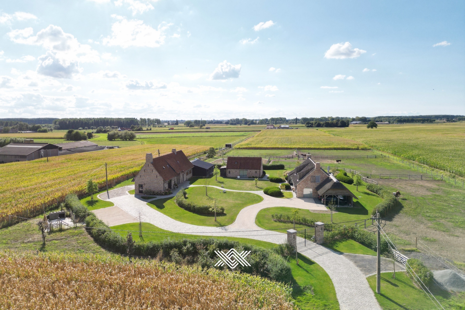 Landhuis met bijgebouwen en paardenstal op 11.431 m² - foto 2