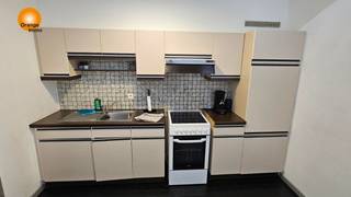 <strong>Te renoveren appartement op de tweede verdieping.</strong><br /><br />Centrale ligging nabij het centrum van Maasmechelen en de autostrades richting Nl. en Brussel/A’pen.  <br /><br />Dit appartement bestaat uit een inkomhal , een ruime living, een aparte keuken met aansluitend een berging. Daarnaast is er een badkamer met bad en wasbak, 2 slaapkamers en een apart toilet. <br /><br />Het appartement is verhuurd.<br /><br />Er is geen lift en dus weinig gemeenschappelijke kosten.<br /><br />Aan de achterzijde van het gebouw bevindt er zich een vaste autostaanplaats.<br /><br />Vergunning uitgereikt /Woongebied/Geen rechterlijke herstelmaatregel of bestuurlijke maatregel opgelegd/Geen voorkooprecht/Geen verkavelingsvergunning /P-score D/G-score A.