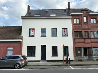 Deze schitterende, tussen 2024 en 2025 volledig vernieuwde woning combineert modern wooncomfort met een hoogwaardige afwerking. Dankzij de grondige totaalrenovatie beschikt het pand over een gunstig EPC-label A (31 kWh/m² per jaar), mede door de aanwezigheid van driedubbel glas, doorgedreven dak- en muurisolatie en een vernieuwd dakgebinte met stormpannen. <br />Bij de renovatie is werkelijk aan alles gedacht: van volledig nieuwe roosteringen en kwalitatieve vloeren tot een moderne, gebruiksklare infrastructuur met een voorziene aansluiting voor regenwater.<br /><br />INDELING:<br />-Gelijkvloers: leefruimte (39 m²) met massieve parket. Een moderne, volledig geïnstalleerde open keuken (24 m²) met inductiekookplaat, dampkap, heteluchtoven, microgolfoven, koelkast, diepvries en vaatwasmachine, met keramische vloer. Een badkamer (12 m²) met ligbad, inloopdouche, dubbel lavabomeubel in massieve eik met natuursteen en toilet. Praktische berging (8 m²).<br />-1e verdieping: Nachthal met toegang tot 3 volwaardige slaapkamers (respectievelijk 14 m², 12 m² en 10 m²) afgewerkt met laminaatvloer, apart toilet.<br />-2e verdieping: 2 grote slaapkamers (beide 19 m²) voorzien van laminaat en vernieuwde dakramen.<br /><br />ALGEMENE INFO:<br />-EPC A;<br />-Slaapkamers: 5;<br />-Driedubbel glas;<br />-Zonnepanelen (11 stuks);<br />-Warmtepomp (lucht-water);<br />-Gelijkvloers: vloerverwarming; Verdiepen: airco warm-koud;<br />-Recente totaalrenovatie: 2024-2025;<br />-Terrein: 469 m², toegang mogelijk via achterliggende Sint-Pieterswijk;<br />-Bewoonbaar: 239 m²;<br />-Oriëntatie: Zuid-Oost;<br />-Regenwaterput (3.000L)<br /><br />Vermelde prijs is een instelprijs.<br /><br /><br /><br />Bestuursmaatregelen in het maatregelenregister: nee<br /><br />Deze AI-visualisaties zijn bedoeld als inspiratie. Er werd geen rekening gehouden met technische specificaties, stedenbouwkundige voorschriften of de concrete mogelijkheden tot realisatie.