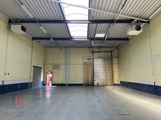 This SME unit offers an excellent combination of 318 m² of storage space and 130 m² of offices, and is located in the center of Zaventem's SME zone, within a functional and well-maintained business center. The space is ideal for companies looking for a practical and easily accessible location for both storage and office activities.<br /><br />The storage space is equipped with a spacious sectional gate, which facilitates access to the unit. The clear height of 6 meters allows for efficient storage of goods or materials, and is suitable for a wide range of uses.<br />In addition to the ample storage space, the unit features 130 square meters of office space, which is perfect for administrative tasks, meetings or a showroom. The office space is bright and functional, offering the necessary amenities for a professional working environment.<br /><br />There are 5 private parking spaces available, providing ample parking for both employees and visitors. This makes the building not only practical, but also pleasant for daily use.<br /><br />The Brixton Business Park is in a very convenient location in Zaventem, close to major traffic axes and highways, ensuring easy accessibility from various directions. The unit is available immediately.<br />For additional information or a site visit, please contact PANORAMA B2B at 02 540 20 20.<br /> 