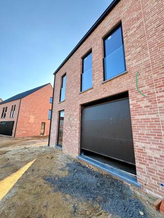 <strong>Welkom in Hoeilaart Bemdekensveld!</strong><br /><br />In Hoeilaart bouwt Matexi 7 ruime nieuwbouwwoningen. Samen vormen ze een kleinschalige buurt die ideaal gelegen is, vlakbij het centrum van Hoeilaart op slechts enkele minuten van Brussel.<br /><br />Dé grote troef van Bemdekensveld is de strategische locatie. Je bevindt je hier vlakbij het <strong>centrum van Hoeilaart</strong> en <strong>je bereikt snel de snelweg</strong>. Het Zoniënwoud ligt op maar 5 minuutjes fietsen, het station op 10 minuten.<br /><br />Ook de omgeving maakt dit kleinschalige project ontzettend aantrekkelijk voor gezinnen.<br /><br />De woningen zelf zijn ruim, <strong>comfortabel en energiezuinig</strong>. Dankzij <strong>zonnepanelen en warmtepomp</strong> wordt je energiefactuur tot een minimum herleid. Het hedendaagse ontwerp gaat hand in hand met een kwalitatieve afwerking.<br /><br />Lot 6 is <strong>een halfopen bebouwing met 3 slaapkamers</strong> met een <strong>grondoppervlakte </strong>van <strong>334 m²</strong>. De <strong>inpandige garage</strong> en de aanleg van het terras zitten mee inbegrepen in de prijs, de <strong>zolder is optioneel af te werken</strong>.<br /><br />Heb je interesse? Neem dan snel contact met ons op.