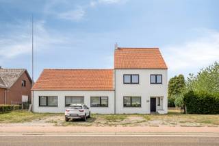 <strong>Gerenoveerde hoeve (342m²) te koop met 3 slaapkamers in Klein-Vorst (Laakdal)</strong><br /><br />Op een toplocatie in Klein-Vorst, op wandelafstand van het centrum en vlak bij Tessenderlo, vind je deze prachtig gerenoveerde hoeve met een bewoonbare oppervlakte van 342 m². De woning combineert authentieke charme met hedendaags comfort en is ideaal voor wie houdt van ruimte, rust en stijl.<br /><br />De inkomhal met gastentoilet geeft toegang tot een lichtrijke leefruimte (69 m²) met keramische parkettegels, vloerverwarming, gashaard en stalen deuren. Verder vind je een bureauruimte (16m²) en een gezellige bibliotheek met pelletkachel – perfect voor thuiswerk of een praktijk aan huis (30m²). De moderne keuken (40 m²) met alle toestellen vormt het hart van de woning en sluit aan op een berging en badkamer met douche, ligbad en toilet.<br /><br />Op de verdieping bevinden zich twee ruime slaapkamers, een tweede badkamer en een sfeervolle masterbedroom (30m²) met ingemaakte kasten op de zolderverdieping. Een aparte trap vanuit de woonkamer leidt naar een polyvalente ruimte (35 m²), momenteel ingericht als fitness. Hier bestaat de mogelijkheid tot omvorming tot twee slaapkamers.<br /><br />De zuidwest gerichte tuin met werkhuis (45 m²) biedt veel mogelijkheden voor hobby of zelfstandige activiteit. Dankzij EPC-label A, 13 zonnepanelen, airco, conforme elektriciteit en uitstekende isolatie geniet je hier van energiezuinig wooncomfort.<br /><br />Troeven: instapklaar, stijlvolle afwerking, mogelijkheid tot zorgwoning of praktijk aan huis, vlotte verbinding met E313. <br /><br />Spreekt deze leuke hoeve jullie aan? Contacteer ons via info@bosmanvastgoed.be voor meer info of een bezoek ter plaatse. Wij helpen jullie graag verder!<br /> 
