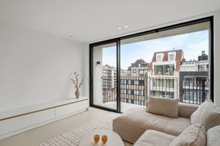 <strong>Lichtrijk nieuwbouwappartement met vrij zicht over het Van Bunnenplein en de zee.</strong><br /><br />Het mooie afgewerkte appartement beschikt over een inkom met vestiaire, die doorloopt in de lichtrijke leefruimte dat stijlvol werd ingericht. de zithoek sluit naadloos aan op het zonnige terras en biedt een aangename leefomgeving.<br />Grenzend aan de living bevindt zich de afgewerkte open keuken, perfect geïntegreerd in het geheel.<br /><br />Het appartement telt twee slaapkamers, beide met toegang tot een aangenaam zonneterras en uitgerust. De slaapkamers werden voorzien van ingemaakte kasten voor ieders gemak.<br />De moderne douchekamer is voorzien van een dubbele wastafel.<br />Een aparte berging biedt plaats voor een wasmachine.
