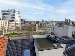 Deze woning beschikt over 4 slaapkamers, 3 badkamers en 3 toiletten, ideaal voor een groot gezin of wie gasten ontvangt. De leefruimte met<strong> </strong>open keuken vormt het middelpunt van de woning. Vanuit de keuken heeft u toegang tot het terras. Verder is er een nog handige berging en is er voldoende parkeergelegenheid voor de deur. Extra pluspunt: er is mogelijkheid voor een praktijk of kantoor aan huis, ideaal voor werk en privé in één.<br /><br />Totale oppervlakte ca. 225 m².<br /><br />Het pand beschikt over twee huisnummers, Ankerrui 56 en 56A met gescheiden elektra en gasmeters.<br /><br /><strong>Ankerrui 56:</strong><br />Rechts van de inkomhal bevindt zich een mooie ruimte, verdeeld over een souterrain en een verdieping. Deze kan voor diverse doeleinden worden ingericht, zoals een kantoor aan huis, apart woongedeelte, studio, hobbyruimte of praktijk. De ruimte beschikt over een eigen badkamer, een apart toilet en de nodige aansluitingen voorzien voor een keuken. De grote ramen zorgen voor veel natuurlijk licht.<br /><br /><strong>Ankerrui 56A:</strong><br /><em>Gelijkvloers:</em><br />Via de inkomhal met robuuste stenen trap heeft u toegang tot het gastentoilet, berging en wasplaats.<br /><br /><em>Eerste verdieping:</em><br />De gezellige leefruimte biedt een mooi uitzicht en loopt over in de open keuken. De keuken is uitgerust met alle nodige inbouwtoestellen zoals een Bora kookplaat, Siemens combi-oven, Siemens vaatwasser en een Siemens koelkast met vriezer. Dankzij de handige inbouwkasten beschikt u over meer dan voldoende bergruimte. Het zuidwestgericht terras vormt de ideale plek om in de namiddag en avond volop van de zon te genieten.<br /><br /><em>Tweede verdieping:</em><br />Hier vindt u twee slaapkamers en een volledig betegelde badkamer met inloopdouche en wastafel.<br /><br /><em>Derde verdieping:</em><br />De master bedroom heeft een ruime, volledig betegelde ensuite badkamer met ligbad, inloopdouche en wastafel. Op de overloop van de bovenste verdieping is bovendien een apart toilet aanwezig.<br /><br /><strong>Pluspunten van het pand:<br /></strong>- Recent volledig gerenoveerd, waarbij alles vernieuwd is: ramen, CV-ketels, verwarming, isolatie, daken, elektra, riolering en gevel.<br />- Zeer gunstige EPC-score: B-label (120 kWh). Deze score is exclusief de extra isolatie van het terras bij de keuken.<br />- Elektra goedgekeurd.<br />- Aluminium ramen met verluchtingsroosters, waardoor alle ruimtes genieten van veel natuurlijk daglicht.<br />- Aansluitingen voor internet en TV-kabel door het hele pand.<br />- Voorzien van<strong> </strong>videofoon.<br />- De straat is recent volledig vernieuwd en opnieuw aangelegd.<br />- Voldoende parkeermogelijkheden in de directe omgeving.<br />- Lichtkoepel aanwezig voor extra daglicht.<br />- Mogelijkheid tot het creëren van een tweede dakterras van ca. 40 m².<br />- Interessant als investeringsobject.<br /><br />Voor meer informatie of het plannen van een bezichtiging kunt u contact met ons opnemen via: +32 (0) 14 65 03 79 of mail naar info@verlouwvastgoed.be.