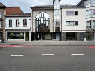 Ligging:Dit recent gerenoveerde appartement is gelegen op slechts enkele minuten wandelen van de Markt in Geel.Hierdoor zijn al de faciliteiten...