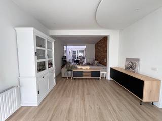 <p><strong>Wervik - Centraal gelegen woning met 5 slaapkamers</strong><br /><br />Ontdek deze <strong>volledig gerenoveerde en instapklare woning in Wervik</strong>, waar modern comfort en een praktische indeling perfect samenkomen. Met maar liefst <strong>5 slaapkamers</strong> en <strong>2 badkamers</strong> biedt deze woning volop ruimte voor gezinnen en wie graag extra leef- of werkruimte heeft. Dankzij de <strong>centrale ligging</strong> geniet u bovendien van winkels, scholen en andere voorzieningen op korte afstand. <strong>Een ideale gezinswoning waar u zonder zorgen uw nieuwe thuis van maakt!</strong><br /><br />Indeling<br />Gelijkvloers:Inkom, woonkamer, eetkamer, keuken, badkamer, wasruimte, extra bergruimte<br />1e verdiep: 2 slaapkamers, afzonderlijk toilet, dressing, badkamer<br />2e verdiep: 2 slaapkamers<br />3e verdiep: slaapkamer<br /><br />extra: kelder, 2 terrassen<br /><br />Troeven:<br /><br />- Volledig gerenoveerd en instapklaar,<br />- 5 slaapkamers,<br />- centraal gelegen,<br />- 2 badkamers<br />- Elektriciteit conform</p>