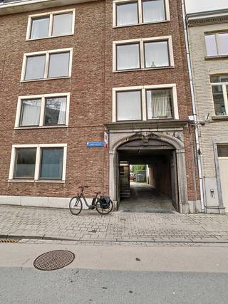 Rustig gelegen parking nabij het centrum van Leuven. De parking is afgesloten door middel van een beveiligde slagboom.De buiten-autostaanplaats is...