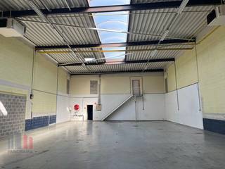 This SME unit offers an excellent combination of 318 m² of storage space and 130 m² of offices, and is located in the center of Zaventem's SME zone, within a functional and well-maintained business center. The space is ideal for companies looking for a practical and easily accessible location for both storage and office activities.<br /><br />The storage space is equipped with a spacious sectional gate, which facilitates access to the unit. The clear height of 6 meters allows for efficient storage of goods or materials, and is suitable for a wide range of uses.<br />In addition to the ample storage space, the unit features 130 square meters of office space, which is perfect for administrative tasks, meetings or a showroom. The office space is bright and functional, offering the necessary amenities for a professional working environment.<br /><br />There are 5 private parking spaces available, providing ample parking for both employees and visitors. This makes the building not only practical, but also pleasant for daily use.<br /><br />The Brixton Business Park is in a very convenient location in Zaventem, close to major traffic axes and highways, ensuring easy accessibility from various directions. The unit is available immediately.<br />For additional information or a site visit, please contact PANORAMA B2B at 02 540 20 20.<br /> 