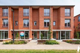 Ruime, energiezuinige stadswoning (4 slk) in het centrum van Lier. <br /><br />Algemeen:<br />- Nieuwbouwwoning in het centrum van Lier (Project Hof Berlamuze)<br />- Rustig gelegen in een autovrije zone doch nabij winkels, openbaar vervoer, scholen,...<br />- Voorzien van nieuwste technieken (warmtepomp, vloerverwarming, ventilatie D,...)<br />- EPC label A (E-peil 35)<br /><strong>- Mogelijkheid tot aankopen aan 6% BTW</strong><br />- Mogelijkheid tot aankopen ondergrondse parkeerplaats<br />- Terras vooraan en stadstuin achteraan<br /><strong>- Ook mogelijkheid tot aankopen casco woning</strong><br /><br />Indeling:<br />Gelijkvloers:<br />- Inkomhal met apart toilet<br />- Open, ingerichte keuken voorzien van alle toestellen met eetplaats en toegang tot het terras vooraan<br />- Aparte berging<br />- Lichtrijke leefruimte met grote raampartij richting privatieve tuin<br /><br />1e verdieping:<br />- 2 ruime slaapkamers op parket<br />- 3e slaapkamer (babykamer) of bureau<br />- Badkamer met dubbele lavabo, inloopdouche en toilet<br /><br />2e verdieping:<br />- Grote master bedroom op parket met ensuite badkamer (douche, toilet, lavabo) en dressing