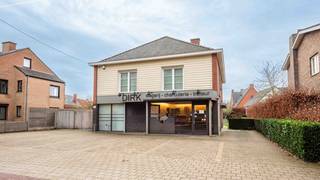 Dit veelzijdige handelspand met bijhorend appartement is gelegen in Deerlijk en is ingericht als slagerij.Het gelijkvloers biedt tal van...