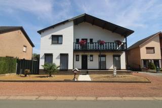 <p><span>Op een ruim perceel van 10a36ca vinden we deze vrijstaande woning die veel mogelijkheden biedt. De woning is gelegen langs de Klokkenstraat, in een rustige, residentiële buurt en toch met een vlotte bereikbaarheid.</span></p><p><span> </span></p><p><span>Indeling en comfort</span></p><p><span><br />De woning is volledig onderkelderd en beschikt over een inpandige garage, wat zorgt voor veel extra bergruimte. Binnenin vinden we een leefruimte met eet- en zithoek, een keuken met aansluitend een extra kamer die ideaal kan dienen als 4de slaapkamer, bureau, hobbykamer of werkplek. Op de verdieping zijn drie slaapkamers en een badkamer aanwezig, evenals een ruim balkon dat een mooi uitzicht biedt over de omgeving.</span></p><p><span>Kenmerken</span></p><ul><li><span>Vrijstaande woning op perceel van 10a36ca</span></li><li><span>Volledig onderkelderd met inpandige garage </span></li><li><span>Houten ramen met dubbele beglazing</span></li><li><span>Verwarming op mazout (ketel 2009)</span></li><li><span>EPC-label B</span></li><li><span>Maar liefst 39 zonnepanelen mét groenestroomcertificaten (een grote troef voor de nieuwe eigenaar!)</span></li><li><span>Achteraan bevinden zich twee tuinhuisjes die extra opbergruimte of hobbyruimte bieden</span></li></ul><p><span>Tuin en bereikbaarheid</span><span><br /><br />De tuin is onderhoudsvriendelijk aangelegd en geniet van zon en privacy. Dankzij de dubbele toegang is het perceel langs voor én achter bereikbaar, wat zorgt voor extra gebruiksgemak.</span></p><p><span>Deze woning is ideaal voor wie op zoek is naar een ruime gezinswoning met potentieel en bereid is om te moderniseren. Dankzij de zonnepanelen en de gunstige ligging combineert dit pand praktisch wonen met een mooie investering in de toekomst.</span></p><p><span>Voor meer informatie of een bezoek ter plaatse, contacteer ons via <span>diana@jemar.be</span></span><span> of 0484.35.70.31.</span></p>